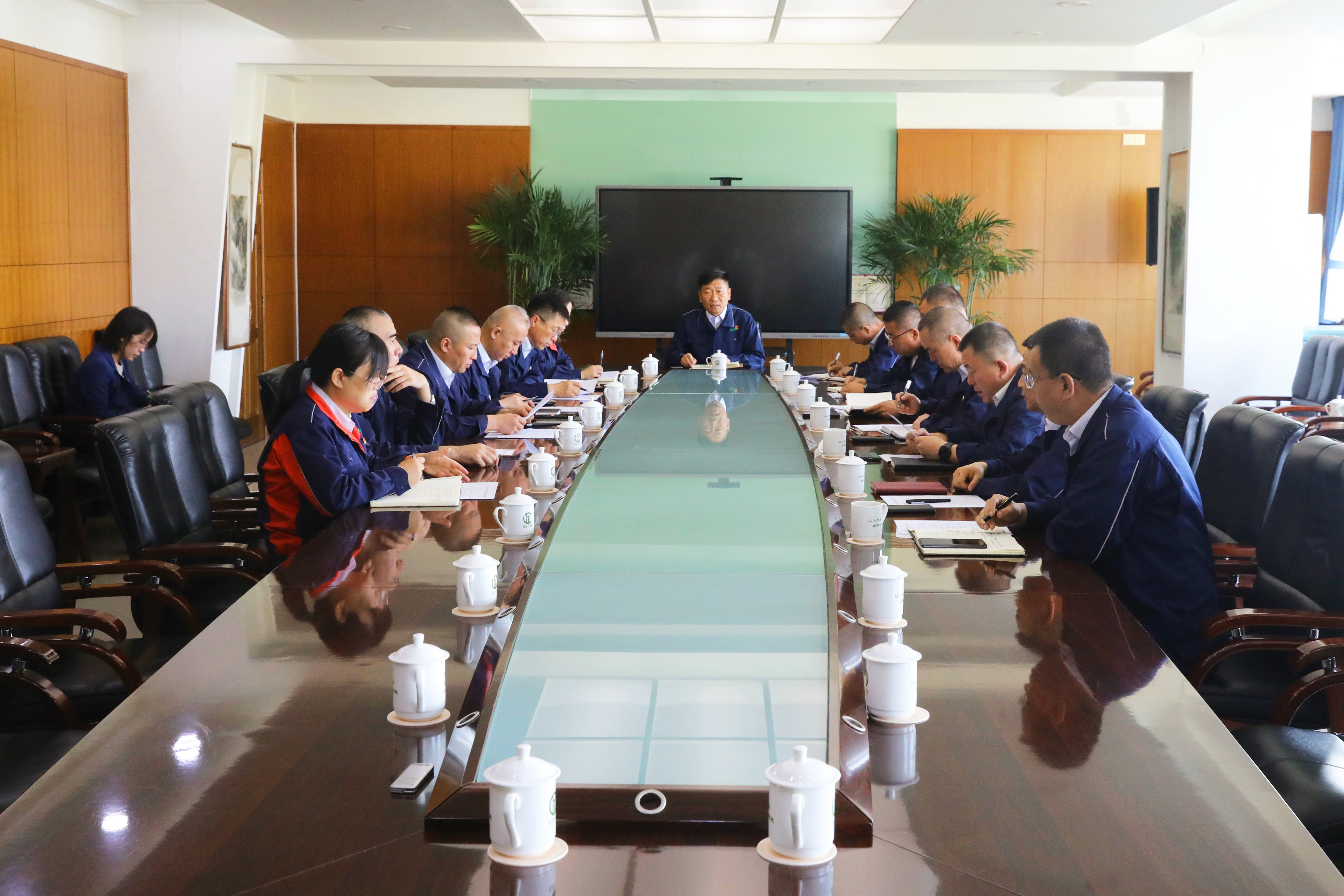公司召開八屆三次董事會會議精神專題落實會